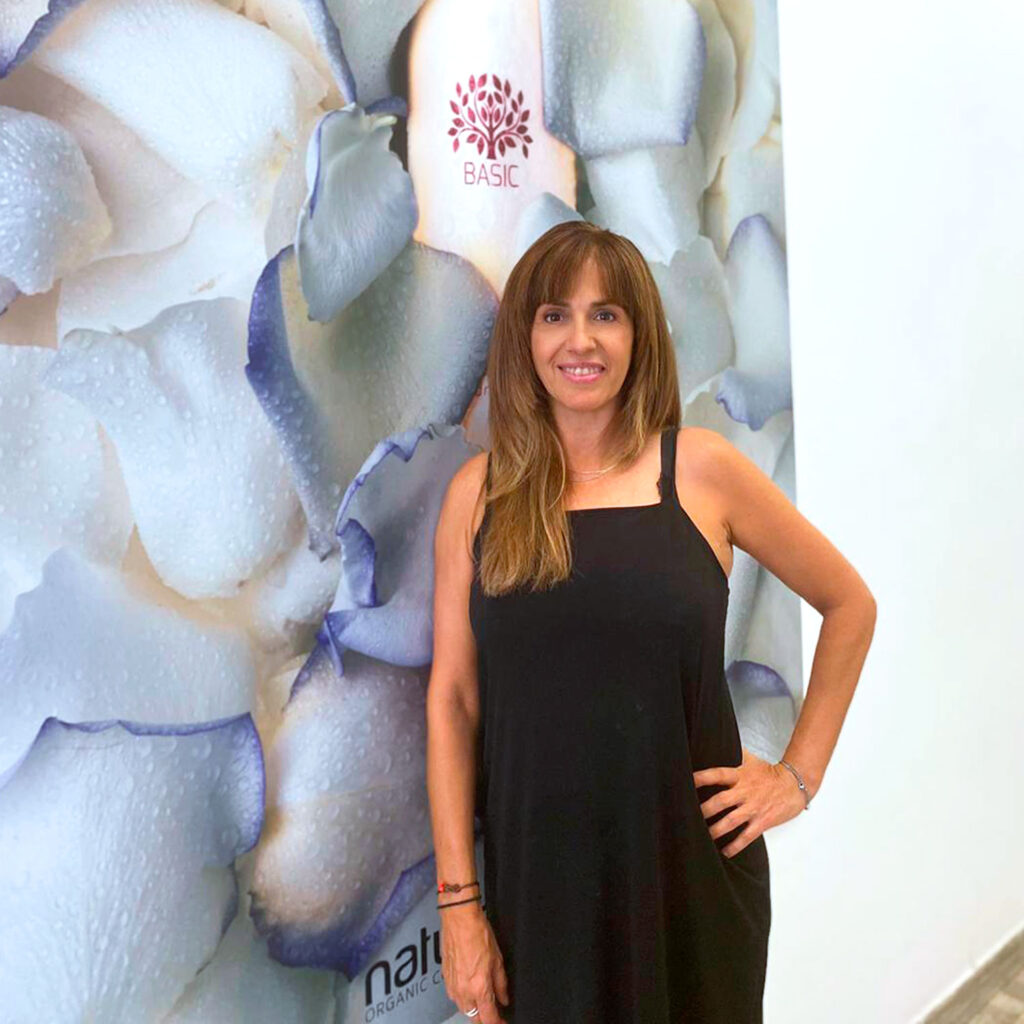 Experto en técnicas de coloración natural. Destaca por su atención meticulosa al detalle en cada servicio, garantizando resultados personalizados y de alta calidad que resaltan la belleza natural de tu cabello.